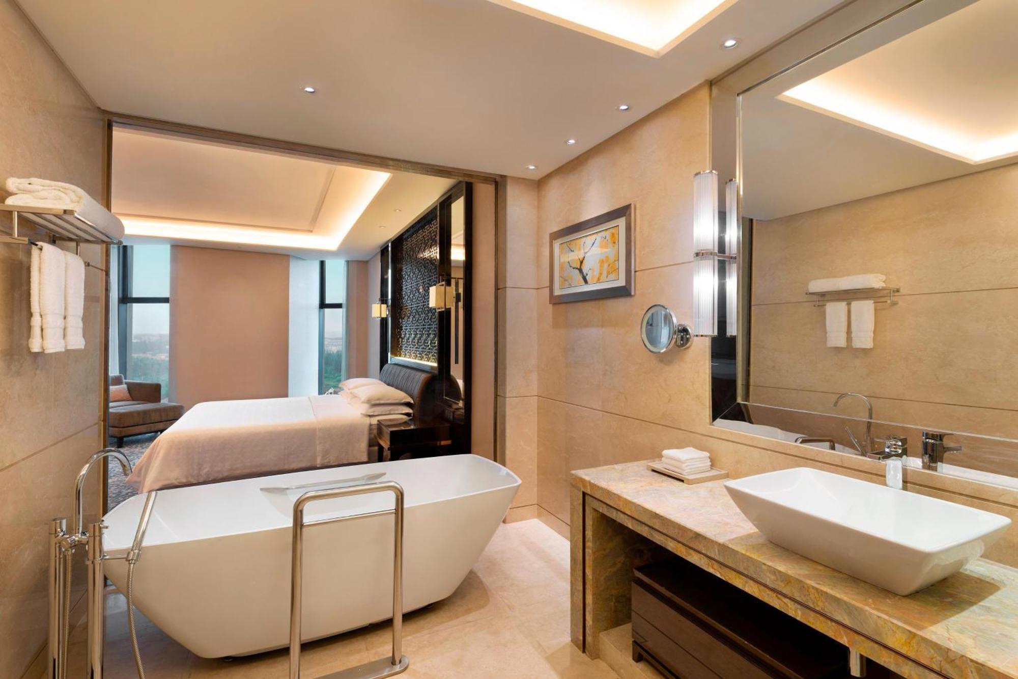 Sheraton Changchun Jingyuetan Hotel Exterior photo