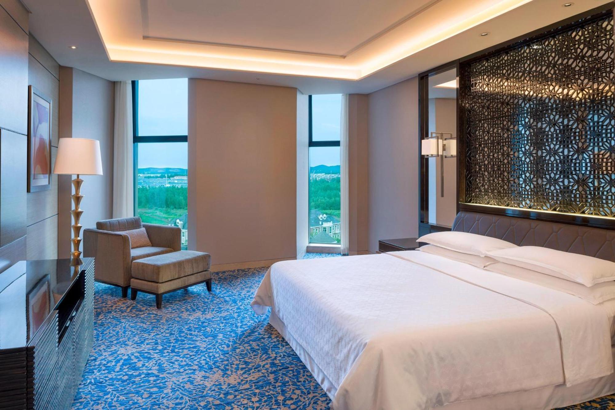 Sheraton Changchun Jingyuetan Hotel Exterior photo