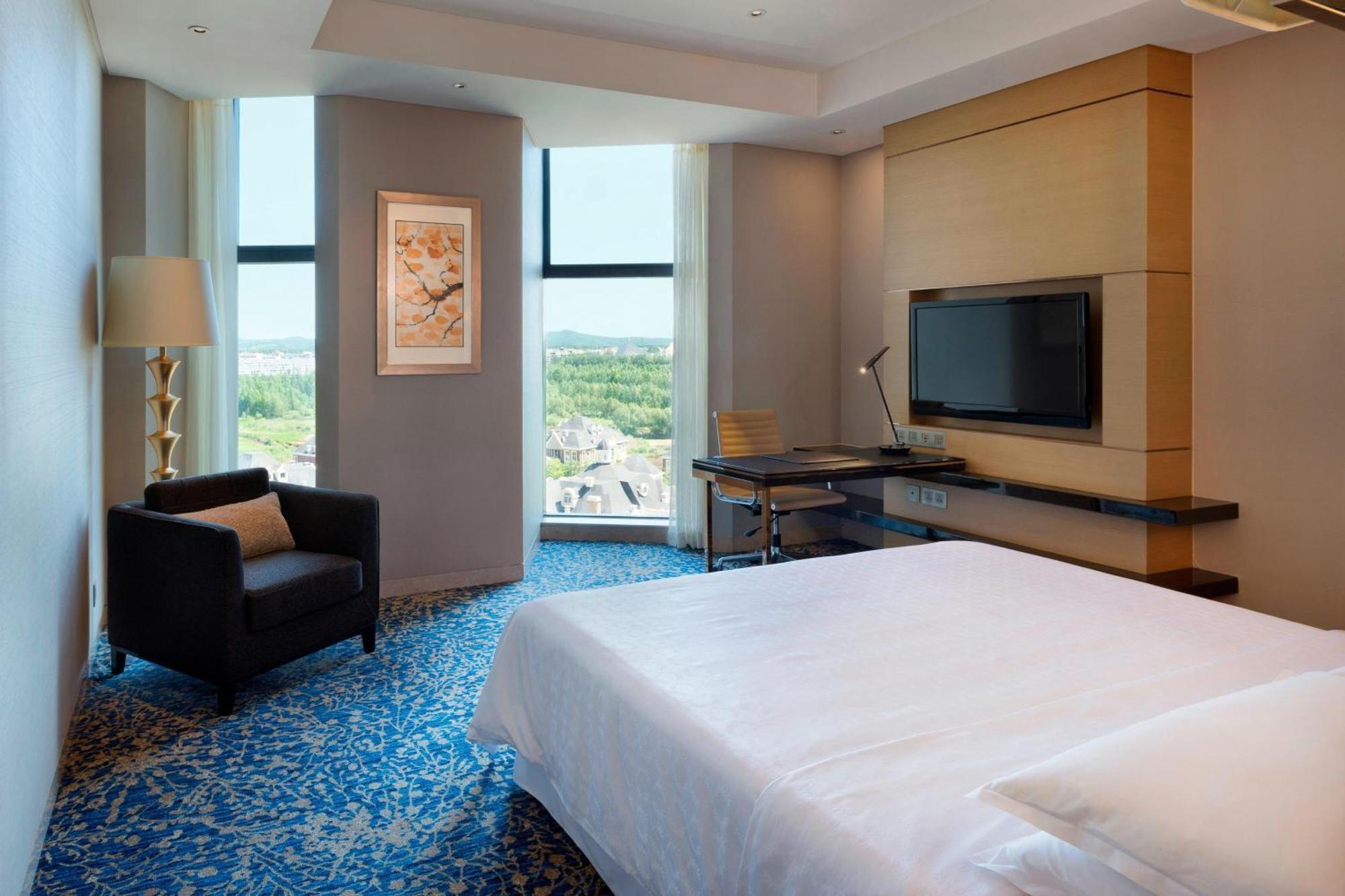 Sheraton Changchun Jingyuetan Hotel Exterior photo