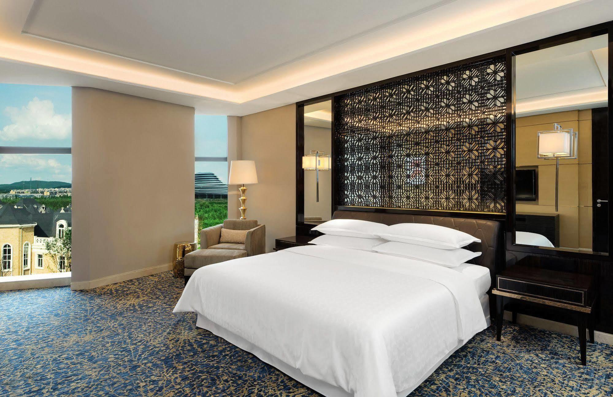 Sheraton Changchun Jingyuetan Hotel Exterior photo